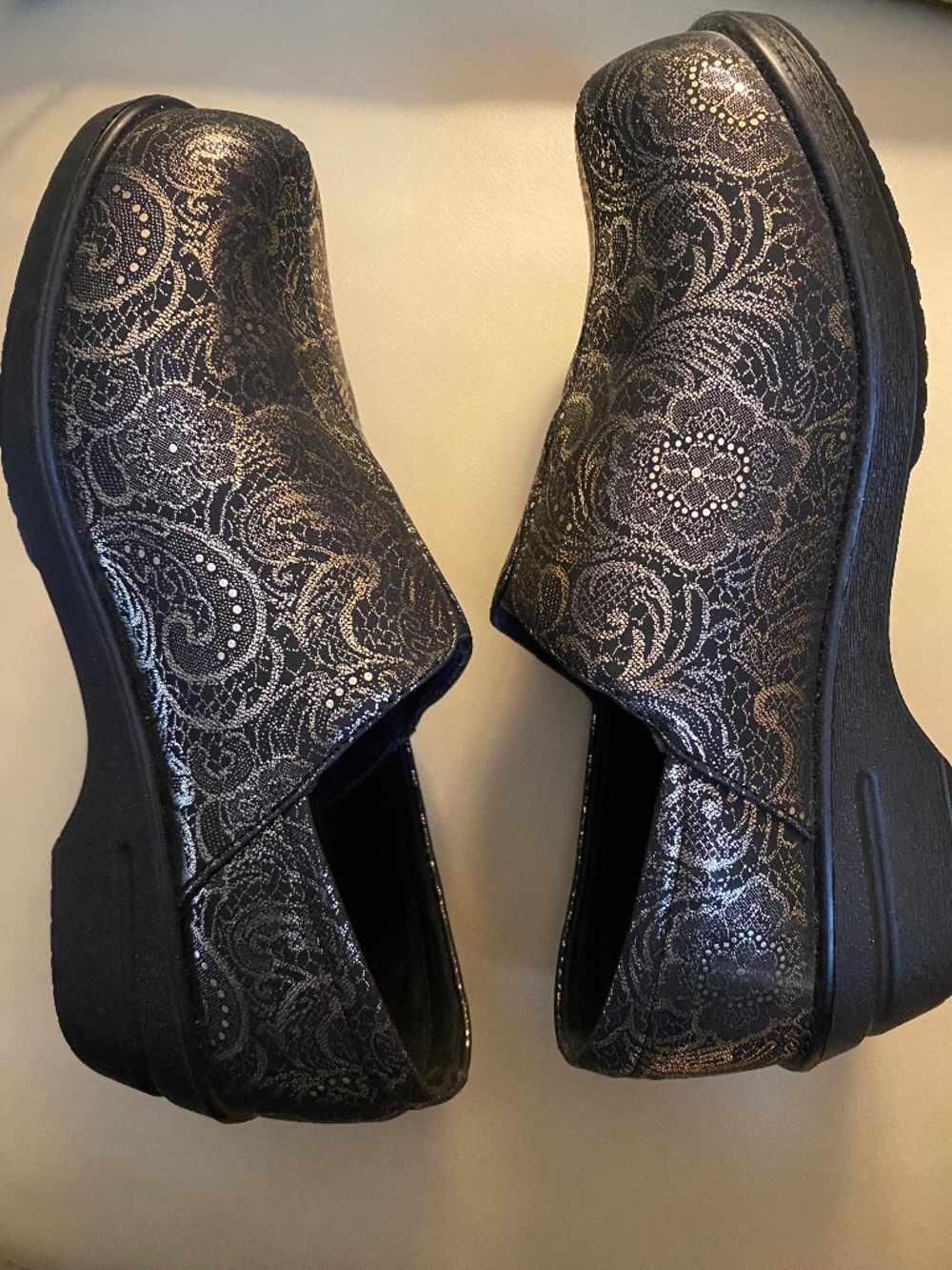 Easy Street Clog New size 8.5 M Black with Gold pattern